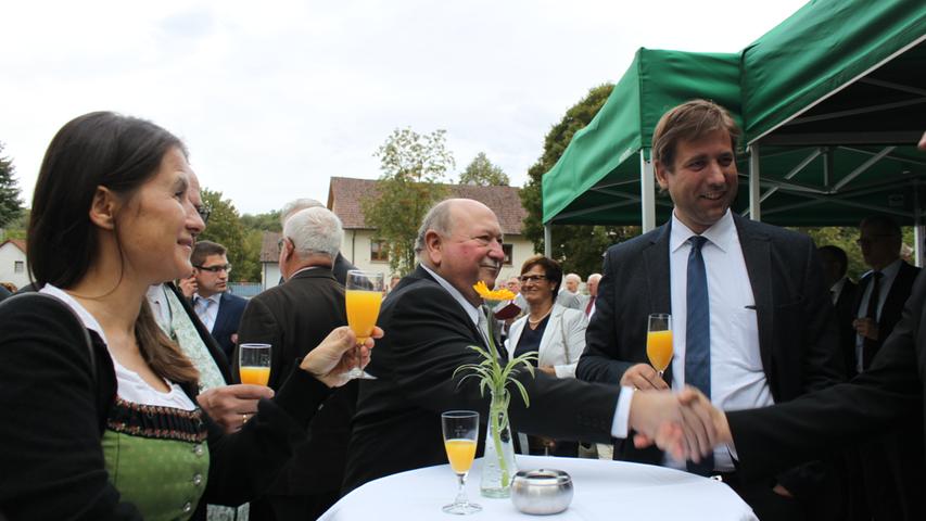 Die Bürgermeister Christiane Meyer (NLE) und Ludwig Bäuerlein (CSU) stießen mit dem Forchheimer Landrat Hermann Ulm an.