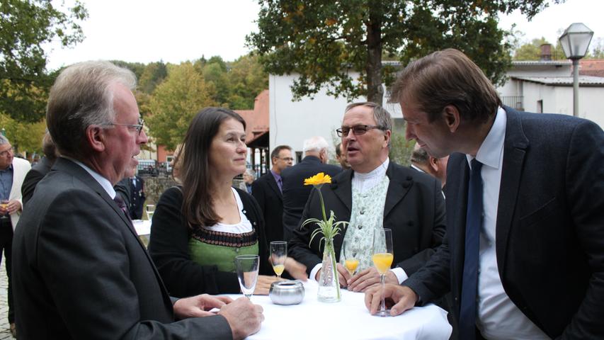 Bürgermeister Helmut Taut (FW), Bürgermeister Christiane Meyer (NLE), Bürgermeister Gerhard Riediger (NWG) und Landrat Hermann Ulm (CSU) im Gespräch.