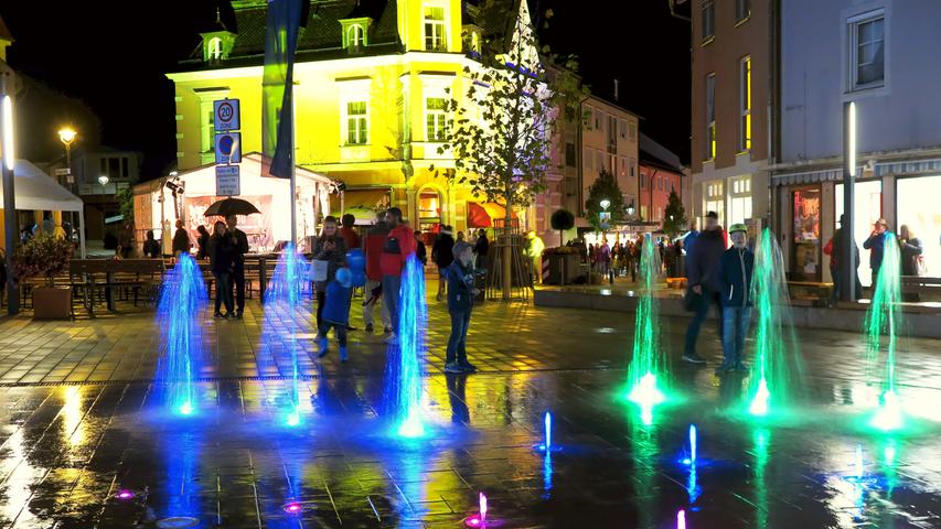 Die beleuchtete Fontänen des neuen, begehbaren Brunnens auf dem Treuchtlinger Wallmüllerplatz boten nach Einbruch der Dunkelheit ein farbenprächtiges Schauspiel.