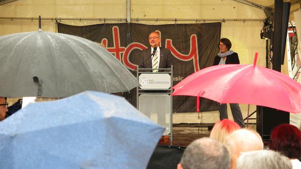 Er sei sich „sicher, dass die Ortsmitte jetzt schöner ist, als sie jemals war“, sagte Bürgermeister Werner Baum bei der leider etwas verregneten Einweihung des neu gestalteten Treuchtlinger Zentrums.