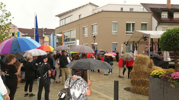 Er sei sich „sicher, dass die Ortsmitte jetzt schöner ist, als sie jemals war“, sagte Bürgermeister Werner Baum bei der leider etwas verregneten Einweihung des neu gestalteten Treuchtlinger Zentrums.