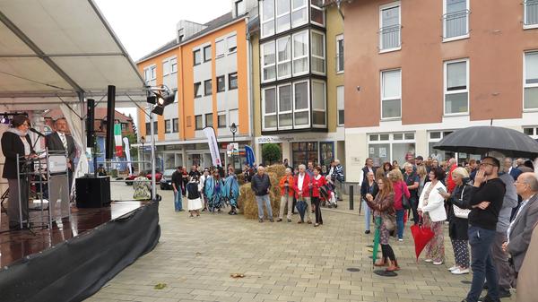 Er sei sich „sicher, dass die Ortsmitte jetzt schöner ist, als sie jemals war“, sagte Bürgermeister Werner Baum bei der leider etwas verregneten Einweihung des neu gestalteten Treuchtlinger Zentrums.