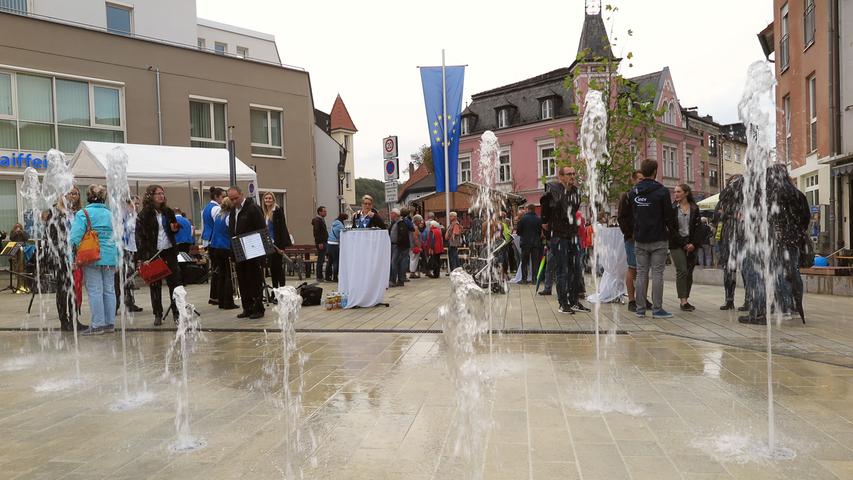 Zusammen mit Planerin Stephanie Hackl setzte Bürgermeister Werner Baum den neuen, begehbaren Brunnen auf dem Wallmüllerplatz per Knopfdruck in Gang.