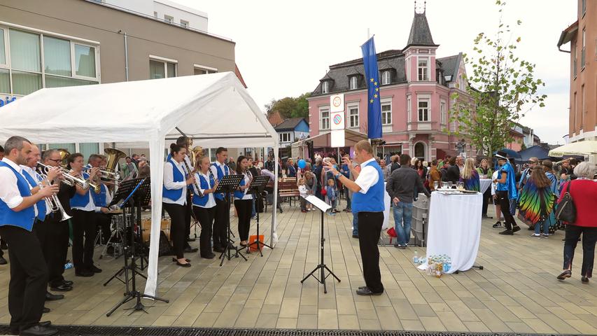 Dazu musizierte die Stadt- und Jugendkapelle unter der Leitung von Günther Hüttinger.