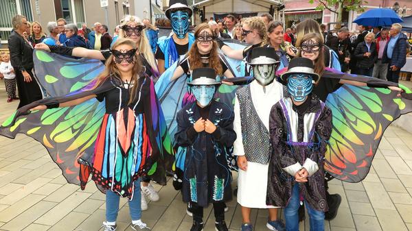 Die jungen Stelzenläufer in ihren bunten Fabelkostümen mussten wegen des Regens allerdings zunächst am Boden bleiben.