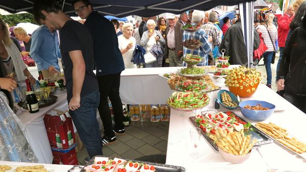 Für die Einweihungs-Gäste, Geschäftsleute und Anwohner hatten die Stadt und die benachbarten Lokale ein kleines Snack-Buffet hergerichtet.