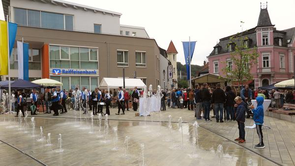 Etwas verregnet war die Einweihung des neu gestalteten Treuchtlinger Stadtzentrums. Er sei sich „sicher, dass die Ortsmitte jetzt schöner ist, als sie jemals war“, sagte Bürgermeister Werner Baum.