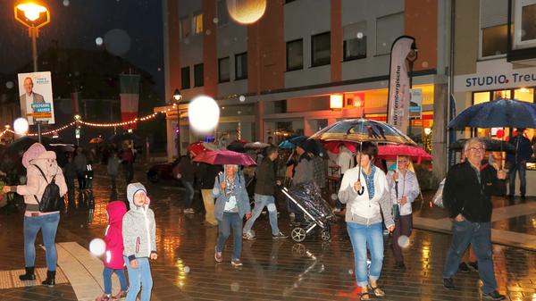 Reges Treiben trotz Regens in der Treuchtlinger Stadtmitte: Die Einweihung des neu gestalteten Zentrums sowie die anschließende Einkaufsnacht „Herbstlichter“ lockten Hunderte Bürger und Besucher in Läden und Lokale, auf Straßen und Plätze.