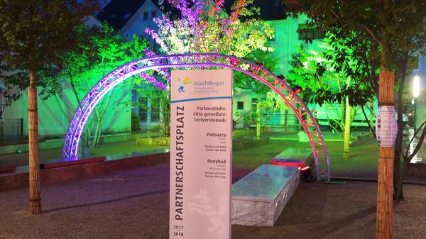 Auch der neu gestaltete Partnerschaftsplatz erstrahlte in bunten Farben, lud aber wegen der Nässe eher nicht zum Verweilen ein.