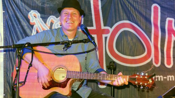 Auf der Hauptbühne am Wallmüllerplatz sorgte Holger "Holm" Maurer mit seiner Gitarre für Musik und Unterhaltung.