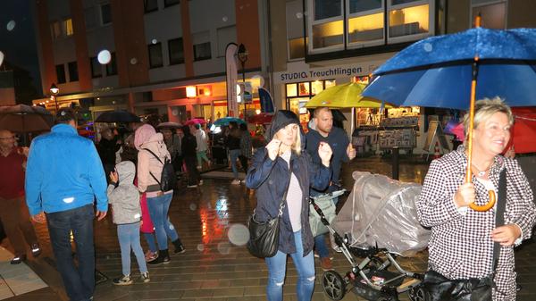 Reges Treiben trotz Regens in der Treuchtlinger Stadtmitte: Die Einweihung des neu gestalteten Zentrums sowie die anschließende Einkaufsnacht „Herbstlichter“ lockten Hunderte Bürger und Besucher in Läden und Lokale, auf Straßen und Plätze.