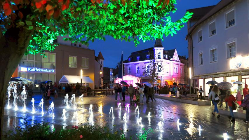 Die beleuchtete Fontänen des neuen, begehbaren Brunnens auf dem Treuchtlinger Wallmüllerplatz boten nach Einbruch der Dunkelheit ein farbenprächtiges Schauspiel.