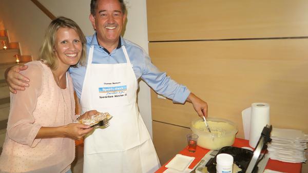 Sparda-Filialleiter Thomas Menhorn gab den obersten Waffel-Bäcker.