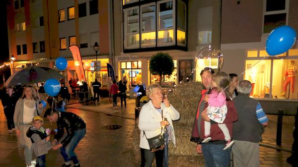 Reges Treiben trotz Regens in der Treuchtlinger Stadtmitte: Die Einweihung des neu gestalteten Zentrums sowie die anschließende Einkaufsnacht „Herbstlichter“ lockten Hunderte Bürger und Besucher in Läden und Lokale, auf Straßen und Plätze.