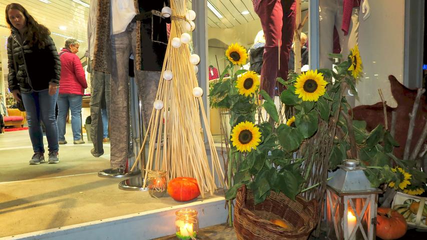 Für die lange Einkaufsnacht "Herbstlichter" hatten die Treuchtlinger Geschäftsleute ihre Läden und Lokale herbstlich bunt geschmückt und sich besondere Angebote und Aktionen überlegt.