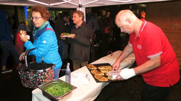 An zahlreichen Imbissbuden gab es Bier, Schnaps und Schorle, Bratwürste, Flammkuchen, Waffeln und anderen Leckereien.