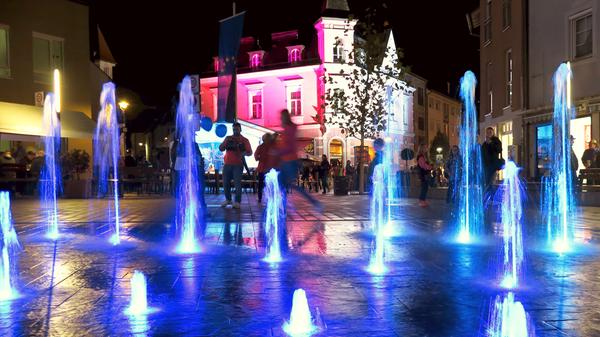 Da staunten Groß und Klein: Die beleuchtete Fontänen des neuen, begehbaren Brunnens auf dem Treuchtlinger Wallmüllerplatz boten nach Einbruch der Dunkelheit ein farbenprächtiges Schauspiel.