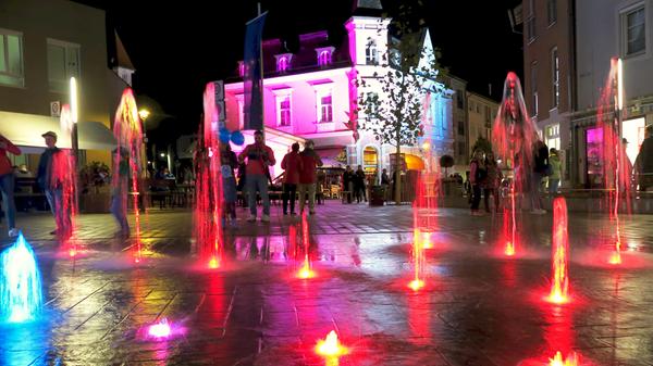 Da staunten Groß und Klein: Die beleuchtete Fontänen des neuen, begehbaren Brunnens auf dem Treuchtlinger Wallmüllerplatz boten nach Einbruch der Dunkelheit ein farbenprächtiges Schauspiel.