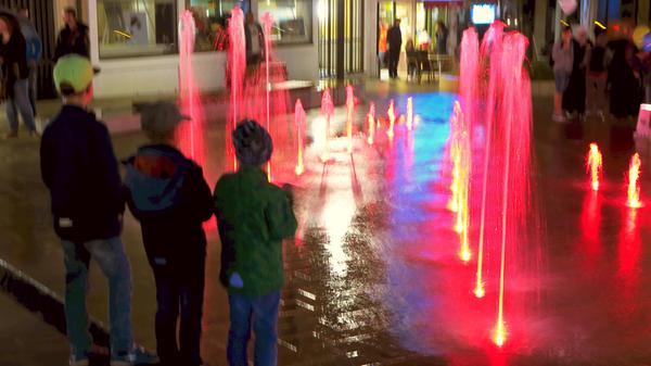 Da staunten Groß und Klein: Die beleuchtete Fontänen des neuen, begehbaren Brunnens auf dem Treuchtlinger Wallmüllerplatz boten nach Einbruch der Dunkelheit ein farbenprächtiges Schauspiel.