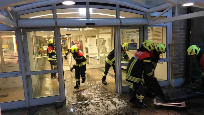 Auch in Münchnberg schlug das Unwetter zu. In die Kliniken Hochfranken drang Regen, die Feuerwehr musste ...