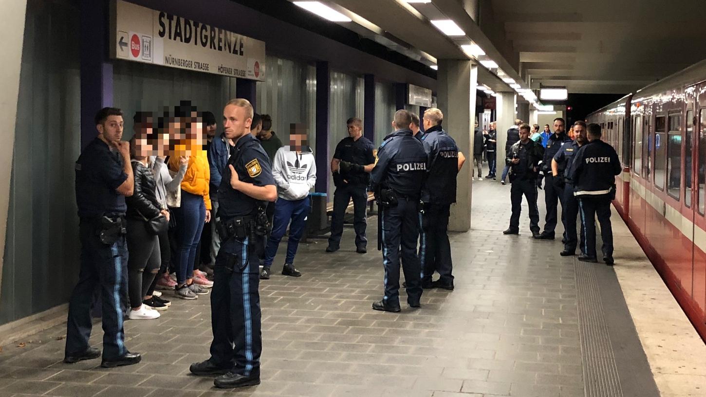 Nach Raub in U-Bahn: USK-Großeinsatz an der Stadtgrenze Nach Raub in U-Bahn: USK-Großeinsatz an der Stadtgrenze