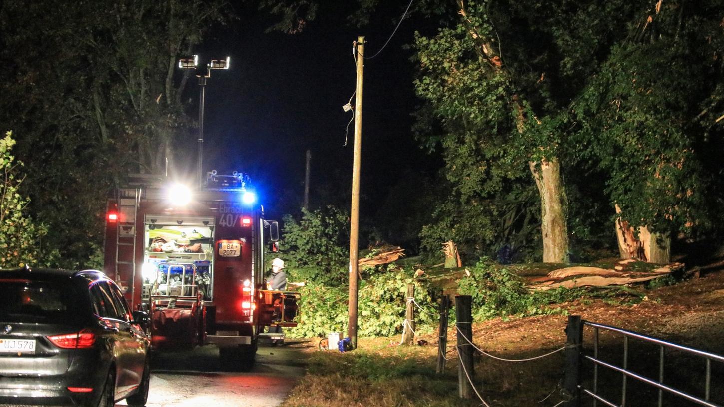 Der Sturm ließ am Sonntagabend zahlreiche Bäume umstürzen, die Fernleitungen beschädigten. Die Folge waren teils stundenlange Stromausfälle.