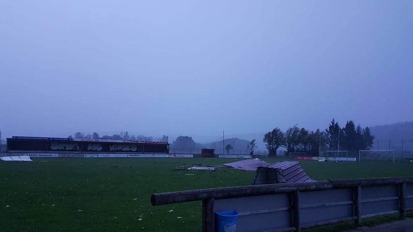 In Pölling verwüsteten die Böen und der starke Regen am Abend das Spielfeld des SV Pölling.