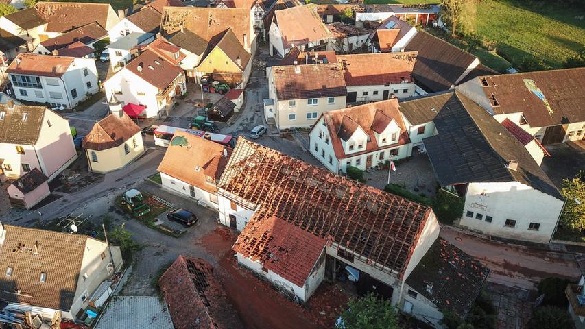 Helfer und Retter waren am Sonntagabend im Dauereinsatz. Das Dorf Untersteinach  wurde besonders heftig vom Sturm getroffen. Manche Häuser wurden dort komplett von den Böen abgedeckt, selbst einige Dachstühle hielten dem Sturm nicht stand.