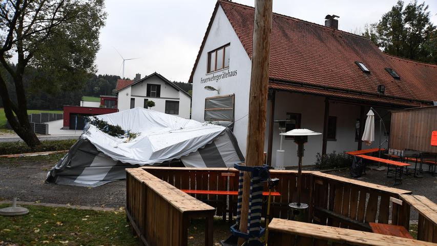 Schäden verursachten Wind und Regen auch im Landkreis Neumarkt in der Oberpfalz, wo es sogar Verletzte gab: Auf der Kirchweih in Lippertshofen brach die Spitze des Kirwabaums ab - sechs Personen wurden dabei leicht verletzt.