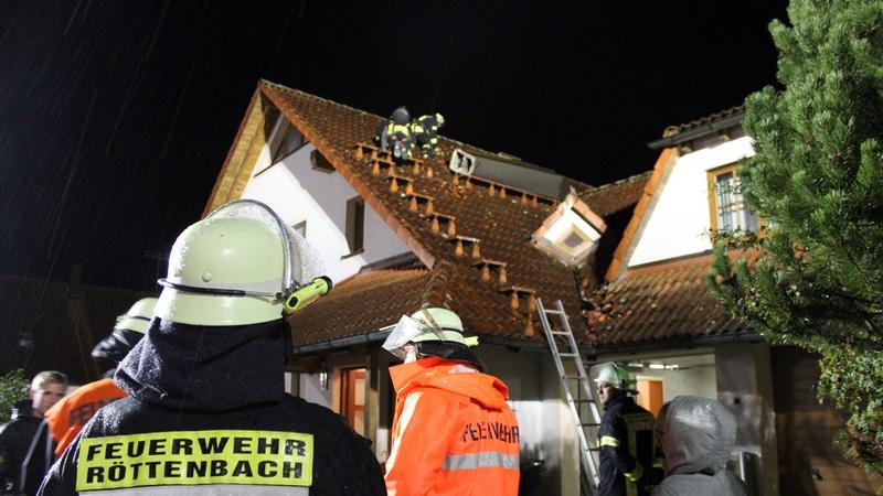 mehrere 100 Helfer von Feuerwehr und THW im Einsatz. Hier bergen sie einen abgebrochenen Kamin in Röttenbach.