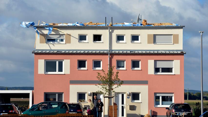 Im Neubaugebiet "Seeside" in Adelsdorf deckte der Orkan mehrere Flachdächer ab...