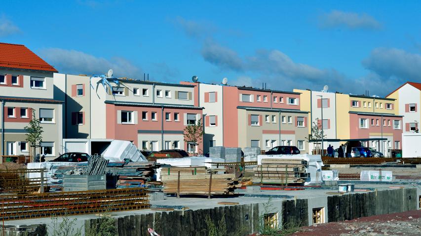 Die Dächer von drei Doppelhäusern im Adelsdorfer Neubaugebiet am Zanderweg wurden abgedeckt. Die Wellblechteile wickelten sich um einen Kran und mussten mithilfe eines weiteren Krans mühsam entfernt werden.