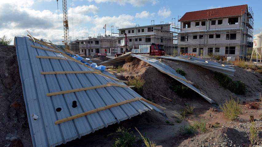Die Dächer von drei Doppelhäusern im Adelsdorfer Neubaugebiet am Zanderweg wurden abgedeckt. Die Wellblechteile wickelten sich um einen Kran und mussten mithilfe eines weiteren Krans mühsam entfernt werden.