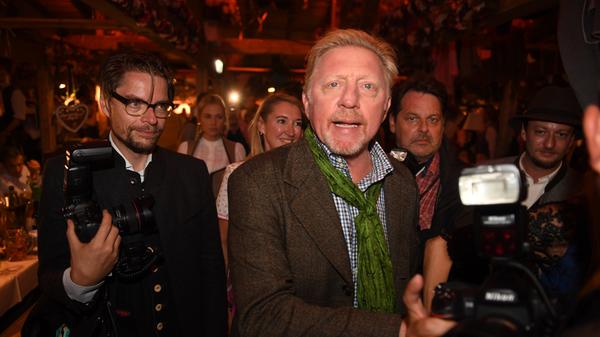 Mit dem Blitzlichtgewitter hatte Boris Becker wohl nicht so ganz gerechnet,...