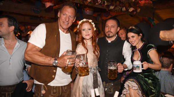 Ein Dirndl für mehrere Zehntausend Euro: Model Barbara Meier trägt in diesem Jahr wohl das teuerste Kleid auf der Wiesn. 42.600 Euro kostet das roséfarbene Trachtenkleid, das sie als Leihgabe von Designerin Kinga Mathe bekommen hat. Begleitet wird sie von dem österreichischen Unternehmer Klemens Hallmann sowie den Schauspielern Ralf Möller und Viktoria Lauterbach.