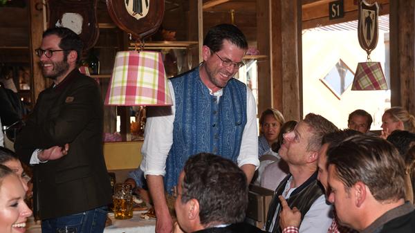 Auch Karl-Theodor zu Guttenberg ließ sich das erste Wiesn-Wochenende bei Bier und guter Brotzeit nicht entgehen.