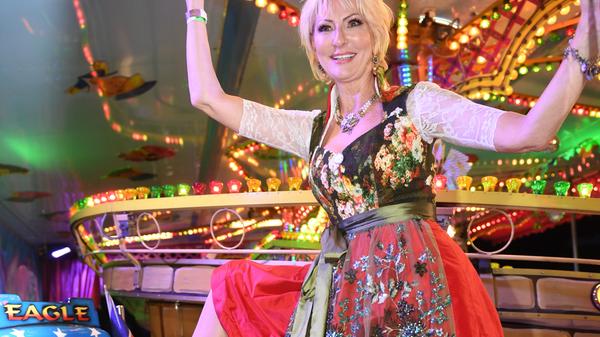 Dafür fühlt sich Kabarettistin Désirée Nick zwischen bunten Autos umso wohler. "Ich sehe Bombe aus im Dirndl, jeder Bayer kann vor Neid erblassen!" sagt die 61-Jährige über sich selbst, sie ist heuer bereits das zehnte Jahr auf der Wiesn.