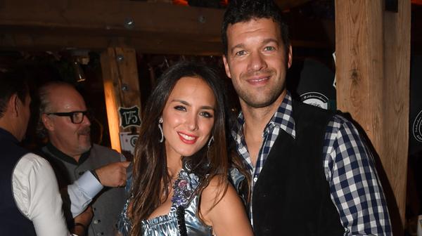 Seit Samstag hat das Oktoberfest offiziell seine Pforten geöffnet. Schon beim Auftakt haben sich etliche Promis, Profisportler und Politiker unters feiernde Volk gemischt. So auch Ex-Nationalspieler Michael Ballack in Begleitung von seiner Freundin Natacha Tannous.