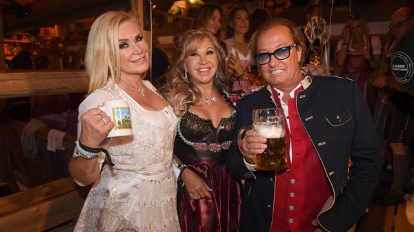 Carmen und Robert Geiss haben sich natürlich - wie es sich für die beiden gehört - in außergewöhnliche Roben geschmissen. Im Käferzelt feierten sie gemeinsam mit Designerin Claudia Effenberg.