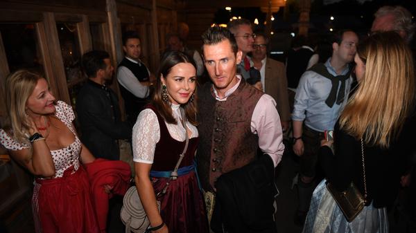 Doch die Fußballprofis bleiben niemals lange unter sich: Auch Miroslav Klose wollte den Almauftrieb 2018 zusammen mit seiner Frau Sylwia nicht verpassen.