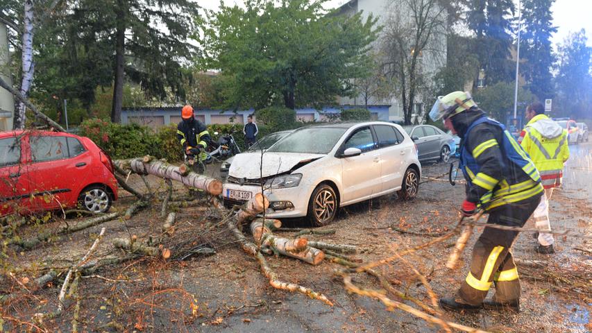 In der Gebbertstraße war ein Baum auf zwei Autos gefallen, zwei Personen wurden eingeklemmt.