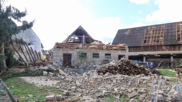 Sturm Fabienne richtete in der gesamten Region schwere Schäden an. Der erste schwerere Sturm im kalendarischen Herbst 2018 hat in Bayern sogar ein Todesopfer gefordert. Auf einem Campingplatz im Landkreis Bamberg stürzte ein Baum um und erschlug eine 78 Jahre alte Frau, wie die Polizei mitteilte. Die Frau erlitt schwerste Verletzungen und verstarb noch an der Unfallstelle. Nach Angaben der Polizei gingen allein bis 17 Uhr schon rund 300 Notrufe bei der Einsatzzentrale ein, danach gab es Hunderte weitere Anrufe.