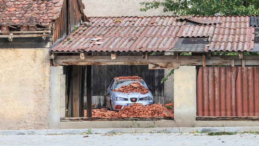 Im Landkreis Bamberg wurden zahlreiche Dächer abgedeckt, die Ziegel begruben nicht nur dieses Auto unter sich.