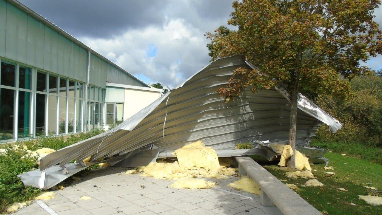 Eine Sturmböe hatte Ende September beim Erlebnisbad "Berle" in Berching das Aluminiumdach samt Dämmmaterialien weggerissen.
