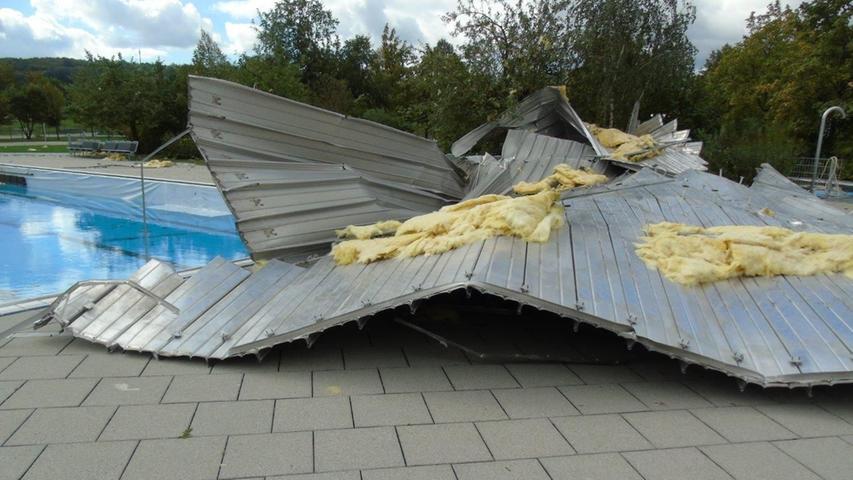 Das Erlebnisbad "Berle" in Berching ist gegen 19.30 Uhr schwer von einer Sturmböe getroffen worden. Das Dach...