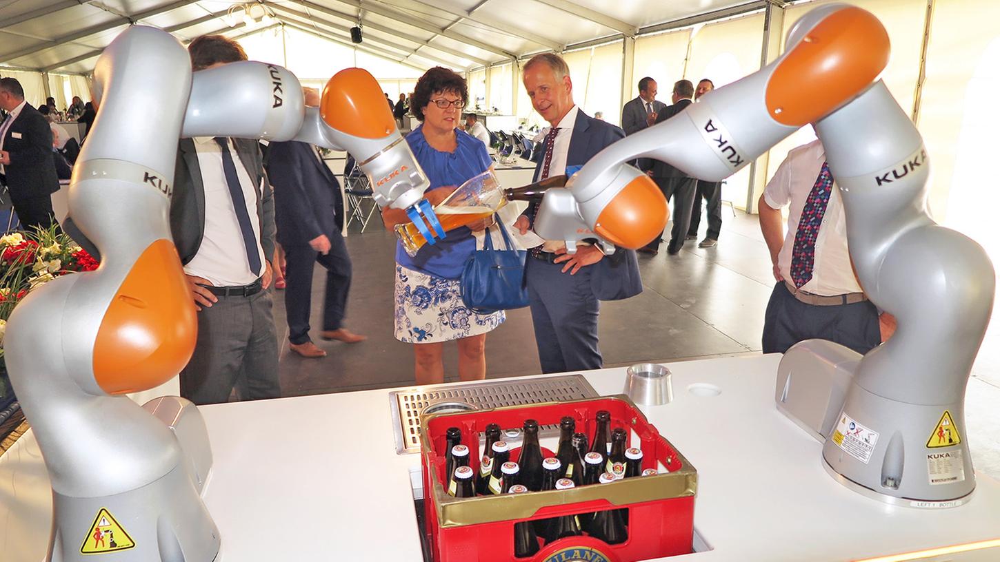 Eine technische Spielerei, die zeigt was möglich ist: Vor den Augen von Alfmeier-Direktor Andreas Gebhardt und der Ansbacher Hochschul-Präsidentin Ute Ambrosius (Bildmitte) schenken zwei Roboterarme ein Weißbier ein. Sogar das Aufschwenken der Hefe in der Flasche beherrscht der „digitale Barkeeper“ perfekt. Eine technische Spielerei, die zeigt was möglich ist: Vor den Augen von Alfmeier-Direktor Andreas Gebhardt und der Ansbacher Hochschul-Präsidentin Ute Ambrosius (Bildmitte) schenken zwei Roboterarme ein Weißbier ein. Sogar das Aufschwenken der Hefe in der Flasche beherrscht der „digitale Barkeeper“ perfekt.