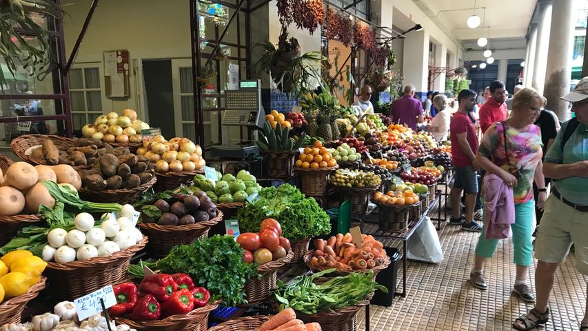 Einer der Touristenattraktionen in Funchal der "Mercado dos Lavradores". Hier gibt es neben Obst und Gemüse auch eine extra Fischhalle, auf die von einer Empore geblickt werden kann. Madeira - gerne auch als Blumeninsel bezeichnet - ist schon seit Jahrhunderten ein beliebtes Urlaubsziel. Völlig zurecht, den Naturliebhaber kommen hier ebenso auf ihre Kosten, wie Kulturreisende oder sportlich ambitionierte Menschen.