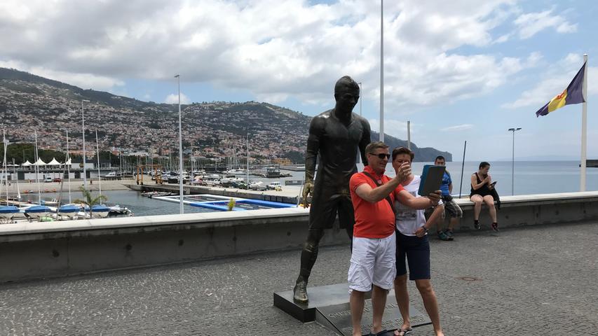 Nach Cristiano Ronaldo ist nicht nur der Flughafen von Madeira benannt, in Funchal lockt auch ein Museum die Fans des Superstars an. Beliebtes Fotomotiv ist dabei natürlich die überlebensgroße Statue vor dem Museumseingang.