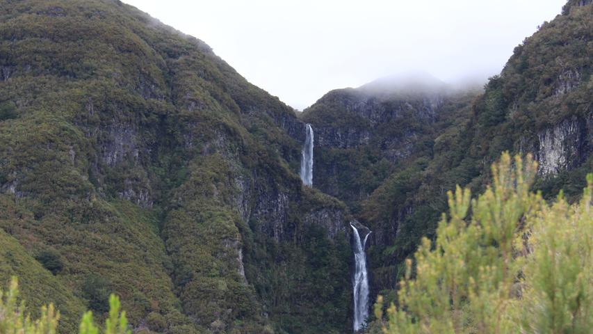 Die Wasserfälle und die zahlreichen Quellen sowie das Durchschreiten des Bergtunnels machen die Wanderung zu einem besonderen Erlebnis.