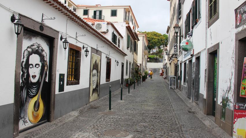 Die von verschiedenen Künstlern gestalteten Haustüren in der Rua Santa Maria in Funchal sind längst ein beliebtes Fotomotiv.
